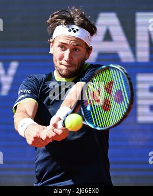 Monaco di Baviera, Germania. 28th Apr 2022. Tennis: ATP Tour - Monaco, Singoli, uomini, Round of 16. Molcan (Slovacchia) - Ruud (Norvegia). Casper Ruud in azione. Credit: Sven Hoppe/dpa/Alamy Live News Credit: dpa picture Alliance/Alamy Live News Foto Stock