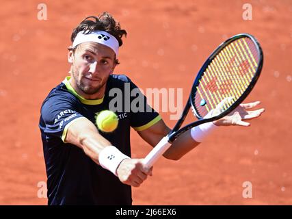 Monaco di Baviera, Germania. 28th Apr 2022. Tennis: ATP Tour - Monaco, Singoli, uomini, Round of 16. Molcan (Slovacchia) - Ruud (Norvegia). Casper Ruud in azione. Credit: Sven Hoppe/dpa/Alamy Live News Credit: dpa picture Alliance/Alamy Live News Foto Stock