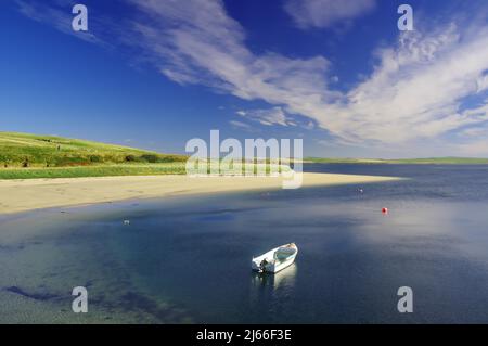 Kleines Boot in einer glasklaren Bucht, langer, menschenleerer Sandstrand, Lamb Holm, Orkney Inseln, Schottland, Grossbritannien Foto Stock
