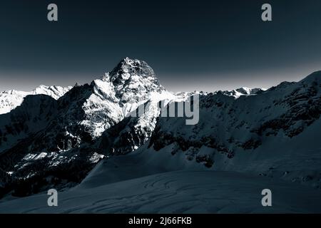 Gipfel des winterlichen Widdersteins im Abendlicht, schwarzweiss, Baad, Kleinwalsertal, Vorarlberg, Oesterreich Foto Stock