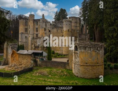 Chateau Beaufort in Lussemburgo con il muro caduto a causa dell'età Foto Stock