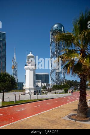 Erbringung und Leuchtturm im Miracle Park, Batumi, Adscharien, Georgien Foto Stock