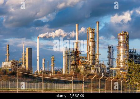 Total Raffinerie Mitteldeutschland, stuermische Wolken, Abendlicht, Chemiestandort Leuna, Leuna, Sachsen-Anhalt, Germania Foto Stock