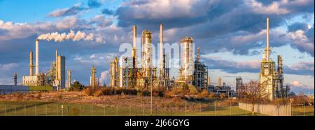 Panorama, Total Raffinerie Mitteldeutschland, studermische Wolken, Abendlicht, Chemiestandort Leuna, Leuna, Sachsen-Anhalt, Germania Foto Stock