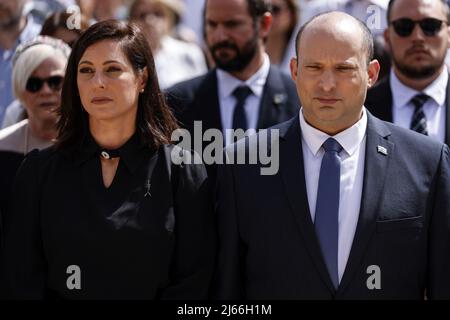 Gerusalemme, Israele. 28th Apr 2022. Il primo ministro israeliano Naftali Bennett e sua moglie Galit hanno partecipato alla cerimonia della Giornata della memoria dell'Olocausto in Piazza Ghetto di Varsavia, presso il memoriale di Yad Vashem a Gerusalemme, 28 aprile 2022. Pool Photo by Amir Cohen/UPI Credit: UPI/Alamy Live News Foto Stock