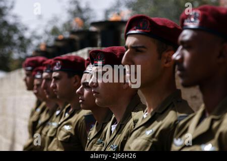 Gerusalemme, Israele. 28th Apr 2022. I soldati israeliani partecipano alla cerimonia che segna la Giornata della memoria dell'Olocausto in Piazza Ghetto di Varsavia al memoriale di Yad Vashem a Gerusalemme, 28 aprile 2022. Pool Photo by Amir Cohen/UPI Credit: UPI/Alamy Live News Foto Stock