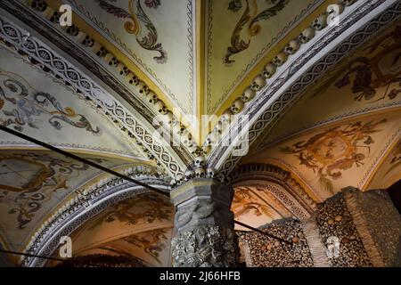 Cappella delle ossa, vista del soffitto e le ossa incastonate sul muro, Evora, Alentejo, Portogallo Foto Stock