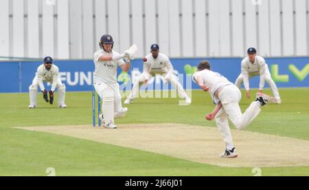 Hove UK 28th April 2022 - Liam Trevaskis batte per Durham contro il Sussex il primo giorno della partita LV= Insurance County Championship al Central County Ground 1st di Hove . : Credit Simon Dack / Alamy Live News Foto Stock