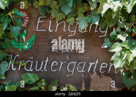 Handgeschriebenes Schild Eingang zum Kraeutergarten, Schrift, Holztafel im Kraeutergarten des ehemaligen Frauenklosters Inzigkofen, ehemaliges Foto Stock