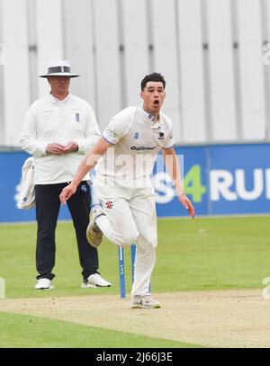 Hove UK 28th April 2022 - Tom Clark bowling per Sussex contro Durham il primo giorno della loro partita LV= Insurance County Championship al Central County Ground 1st di Hove . : Credit Simon Dack / Alamy Live News Foto Stock