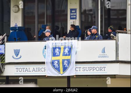 Hove UK 28th aprile 2022 - i membri della squadra di Durham guardano dal balcone y mentre prendono Sussex il primo giorno della loro partita LV= Insurance County Championship al Central County Ground 1st di Hove . : Credit Simon Dack / Alamy Live News Foto Stock