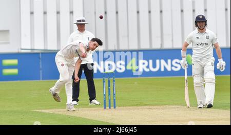 Hove UK 28th April 2022 - Tom Clark bowling per Sussex contro Durham il primo giorno della loro partita LV= Insurance County Championship al Central County Ground 1st di Hove . : Credit Simon Dack / Alamy Live News Foto Stock