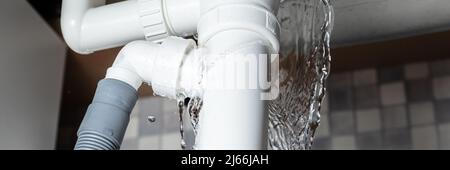 Close-up di perde acqua dal bianco tubo dissipatore Foto Stock