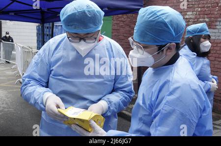 Pechino, Cina. 28th Apr 2022. I lavoratori della Comunità consegnano la medicina ai residenti in una comunità nel distretto di Chaoyang di Pechino, capitale della Cina, 28 aprile 2022. Durante l'ultima rinascita delle infezioni COVID-19 a Pechino, persone di diversi tipi di vita si sono unite alla lotta contro il coronavirus, lavorando contro il tempo per offrire un sostegno sostanzioso. Credit: Li Xin/Xinhua/Alamy Live News Foto Stock