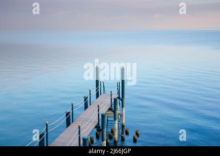 Morgenstimmung ueber dem Bodensee mit Steg zum See, Horn im Kanton Thurgau, Schweiz Foto Stock