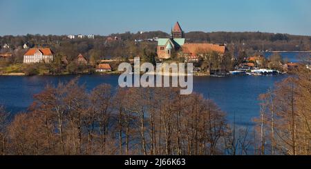 Schoene Aussicht auf Ratzeburg mit dem Domsee und dem Dom, Baek, Naturpark Lauenburgische Seen, Schleswig-Holstein, Deutschland Foto Stock