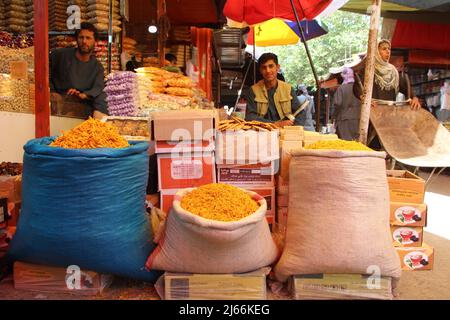 Afghanistan, Afghanistan. 27th Apr 2022. Una bancarella di vendita di cibo è raffigurata prima dell'Eid al-Fir nella provincia di Kunduz, Afghanistan, 27 aprile 2022. EID al-Fitr, il festival di rompere il digiuno che segna la fine del mese santo islamico del Ramadan, è celebrato dai musulmani in tutto il mondo. Credit: Aimal Kakr/Xinhua/Alamy Live News Foto Stock