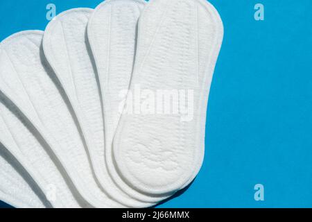 Tamponi igienici bianchi su sfondo blu Foto Stock