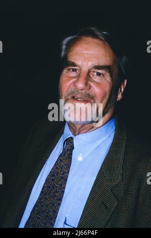 Deutscher giornalista Gerd Ruge, Deutschland 1950er Jahre. Giornalista ...