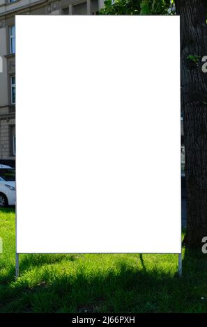 Poster bianco su cartelloni stradali di grandi dimensioni, spazio per copie gratuito. Pubblicità, promozione mock up. Foto Stock