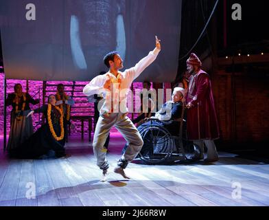 l-r: Ankur Bahl (ensemble), Beatie Edney (Queen Victoria), Tony Jayawardena (Abdul Karim) nell'IMPERATRICE di Tanika Gupta alla Royal Shakespeare Company (RSC), Swan Theatre, Stratford-upon-Avon, Inghilterra 17/04/2013 design: Lez Brotherston illuminazione: Malcolm Ripeth regista Foto Stock