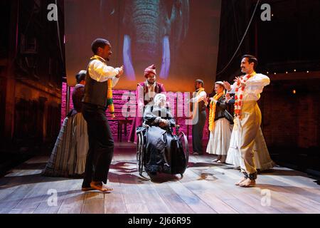 Fronte, l-r: Aki Omoshaybi (ensemble), Beatie Edney (Queen Victoria), (dietro) Tony Jayawardena (Abdul Karim), Ankur Bahl (ensemble) nell'IMPERATRICE di Tanika Gupta presso la Royal Shakespeare Company (RSC), Swan Theatre, Stratford-upon-Avon, Inghilterra: 17/04/2013 regista: Riptherma: Riptherston Bros Rice Foto Stock