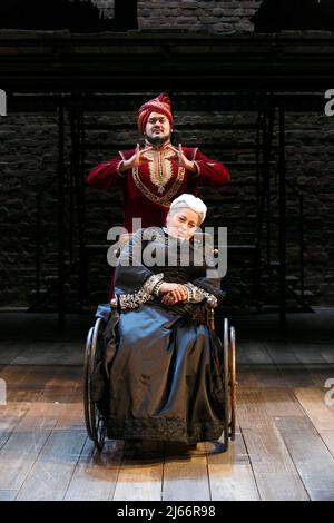 Beatie Edney (Queen Victoria), Tony Jayawardena (Abdul Karim) nell'IMPERATRICE di Tanika Gupta alla Royal Shakespeare Company (RSC), Swan Theatre, Stratford-upon-Avon, Inghilterra 17/04/2013 design: Lez Brotherston Lighting: Malcolm Rippeth regista: Emma Rice Foto Stock