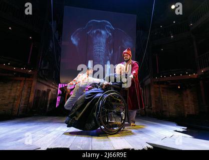 l-r: Ankur Bahl (ensemble), Beatie Edney (Queen Victoria), Tony Jayawardena (Abdul Karim) nell'IMPERATRICE di Tanika Gupta alla Royal Shakespeare Company (RSC), Swan Theatre, Stratford-upon-Avon, Inghilterra 17/04/2013 design: Lez Brotherston illuminazione: Malcolm Ripeth regista Foto Stock