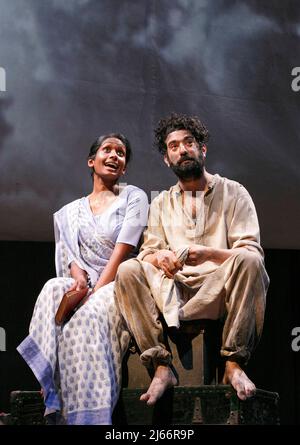 Anneika Rose (Rani Das), Ray Panthaki (Hari) nell'IMPERATRICE di Tanika Gupta alla Royal Shakespeare Company (RSC), Swan Theatre, Stratford-upon-Avon, Inghilterra 17/04/2013 design: Lez Brotherston illuminazione: Malcolm Ripeth regista: Emma Rice Foto Stock