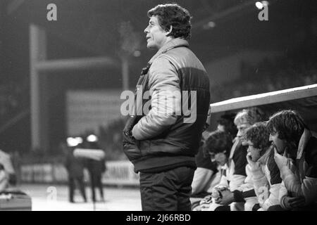 Brema, Germania. 28th Apr 2022. Otto REHHAGEL, allenatore HB, osserva la partita di calcio 1st Bundesliga, 17th matchday, Werder Bremen (HB) - Borussia Dortmund (DO) 6: 0, il 7th dicembre 1984, bianco e nero, bianco e nero, Bianco e nero, monocromatico, monocromatico SW, foto in bianco e nero, le normative #DFL vietano l'uso di fotografie come sequenze di immagini e/o quasi-video # ÃÂ credito: dpa/Alamy Live News Foto Stock