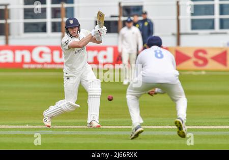 Hove UK 28th April 2022 - Matthew Potts batte per Durham contro il Sussex il primo giorno della loro partita LV= Insurance County Championship al Central County Ground 1st a Hove . : Credit Simon Dack / Alamy Live News Foto Stock