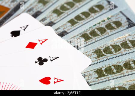 quattro assi su banconota da 100 dollari, concetto di vincite e casinò Foto Stock