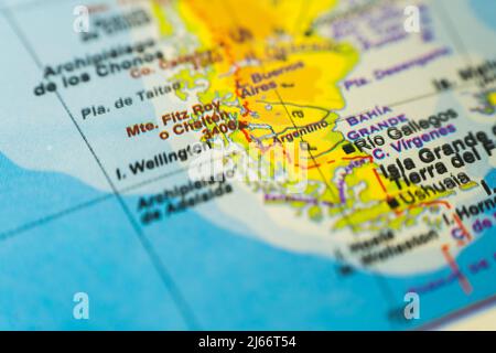 Mappa orografica ravvicinata della Patagonia meridionale Argentina e del Cile meridionale, con riferimenti in spagnolo. Concetto cartografia, Viaggi, turismo, geograp Foto Stock