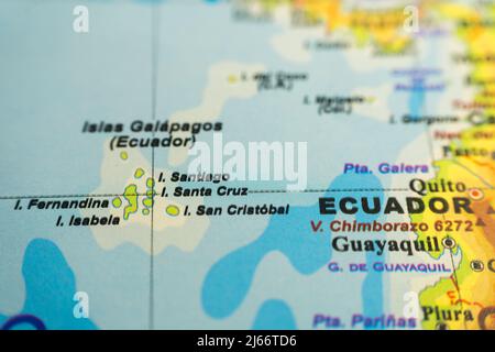 Mappa orografica delle isole Galapagos e dell'Ecuador, con riferimenti in spagnolo. Concetto di cartografia, viaggi, turismo, geografia. Messa a fuoco differenziale Foto Stock