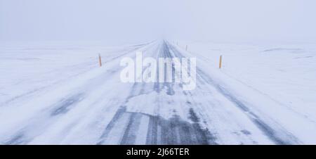 Winterliche Straße nell'isola - strada ghiacciata in Islanda Foto Stock