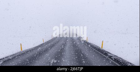 Winterliche Straße nell'isola - strada ghiacciata in Islanda Foto Stock