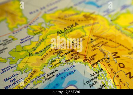 Mappa orografica dell'Alaska negli Stati Uniti. Con riferimenti in spagnolo. Concetto di cartografia, viaggio, geografia. Messa a fuoco differenziale Foto Stock