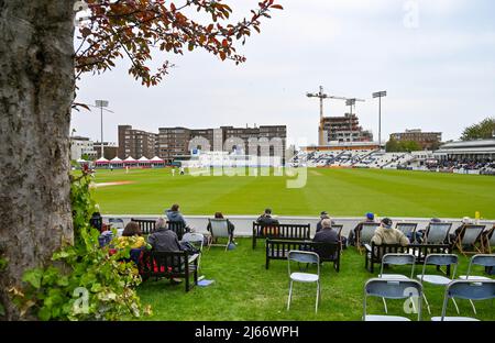 Hove UK 28th April 2022 - gli spettatori guardano come Sussex giocano a Durham il primo giorno della loro partita LV= Insurance County Championship al Central County Ground 1st di Hove . : Credit Simon Dack / Alamy Live News Foto Stock