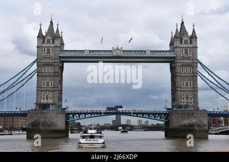 Tower Bridge visto dal suo lato sud a Southwark sul Tamigi. Foto Stock