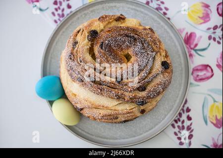 Kulich pasquale tradizionale ucraino o paska con uova dipinte di giallo blu nei colori della bandiera nazionale dell'Ucraina Foto Stock