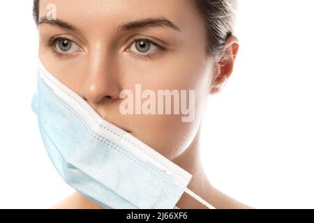 Maskne - i breakouts dell'acne da portare una maschera di faccia Foto Stock