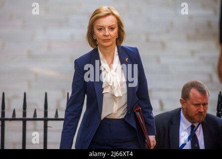 Il Segretario degli Esteri, Liz Truss, arriva a Downing Street per una riunione del Gabinetto. Foto Stock