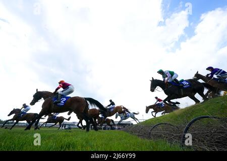 I corridori e i cavalieri cancellano il Ruby's Double mentre gareggiano nella Mongey Communications la Touche Cup Cross Country Chase il terzo giorno del Punchestown Festival all'ippodromo di Punchestown nella contea di Kildare, in Irlanda. Data foto: Giovedì 28 aprile 2022. Foto Stock