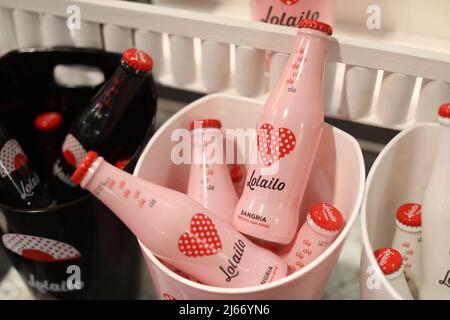 Bottiglie di vermouth in mostra durante l'edizione 35th dei buongustai Salon a Ifema Madrid, Spagna. Credit: Isabel Infantes/Alamy Live News Foto Stock