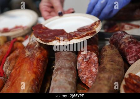 Un piatto di carni curative in mostra durante l'edizione 35th dei buongustai Salon a Ifema Madrid, Spagna. Credit: Isabel Infantes/Alamy Live News Foto Stock