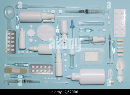 Disposizione dei medicinali e dei medicinali. Prodotti farmaceutici di tonalità bianche su sfondo blu. Foto Stock