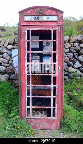 Telefono cellulare vandalizzato a Eskdale, Cumbria, Inghilterra, Regno Unito, Isole britanniche. L’obbligo del servizio universale dell’UFCOM stabilisce che BT deve “fornire un numero ragionevole di caselle telefoniche funzionanti dove sono più necessarie” L'UFCOM ha recentemente effettuato una revisione di questo punto, rilevando che "mentre oltre il 99% delle strutture britanniche hanno copertura per le chiamate telefoniche mobili da parte di tutti gli operatori, l'area geografica complessiva del Regno Unito coperta da tutti gli operatori è solo del 80% (e scende al 59% in Scozia)". Foto Stock