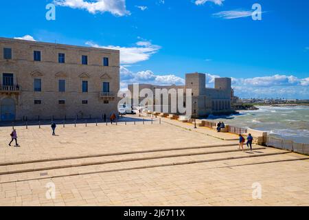 Norman Federico II di Svevia imponente castello a Trani, Puglia, Italia. Foto Stock