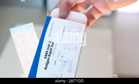Man hand open box con test Antigen Rapid su Covid. Autotest su Covid-19 Foto Stock