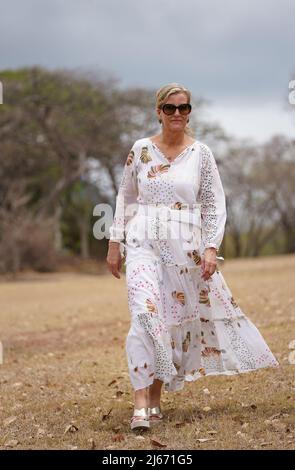 La contessa di Wessex, cammina durante una visita al Pigeon Island National Landmark, una riserva di 44 acri che si trova al largo della costa nord-occidentale di Santa Lucia vicino a Gros Islet e che è proclamato uno dei monumenti più importanti della storia di Santa Lucia, Mentre continua la sua visita ai Caraibi con suo marito Conte di Wessex, per celebrare il Giubileo del platino della Regina. Data foto: Giovedì 28 aprile 2022. Foto Stock